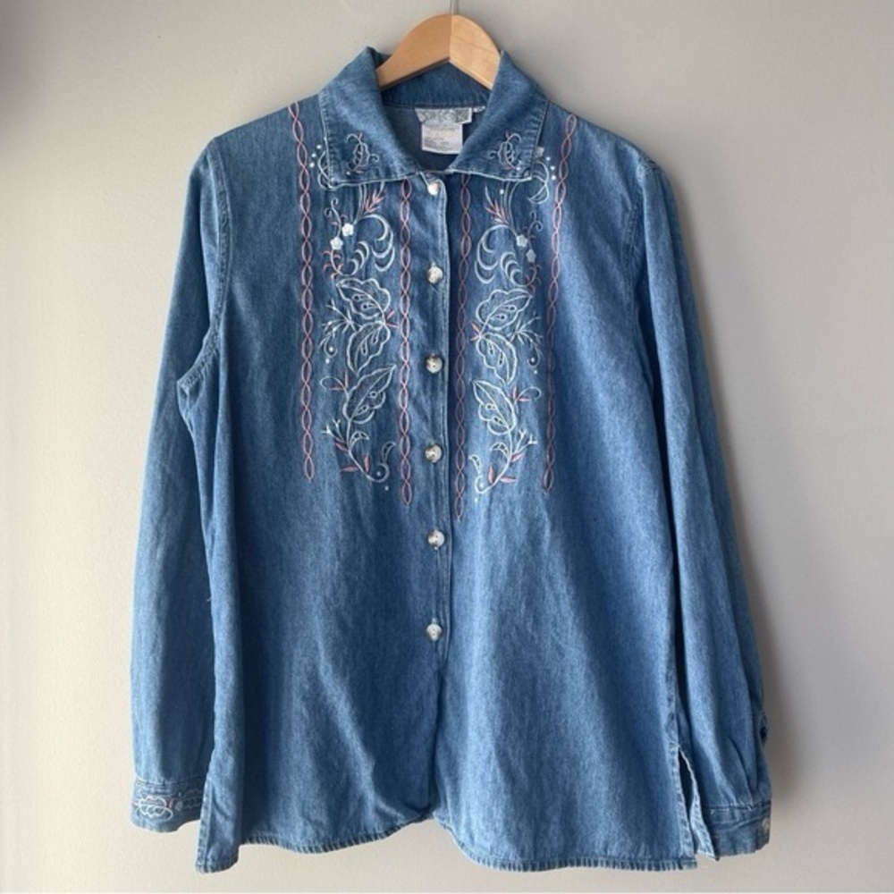 Vintage 90s Western Embroidered Denim Button Up Shirt Size Medium Feminine